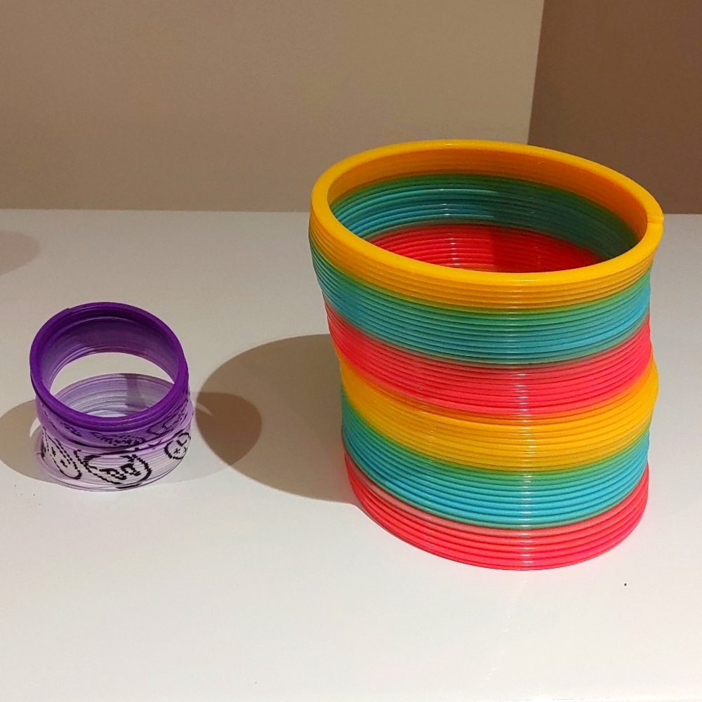 🎁 Set of Slinkys - Large & Small
